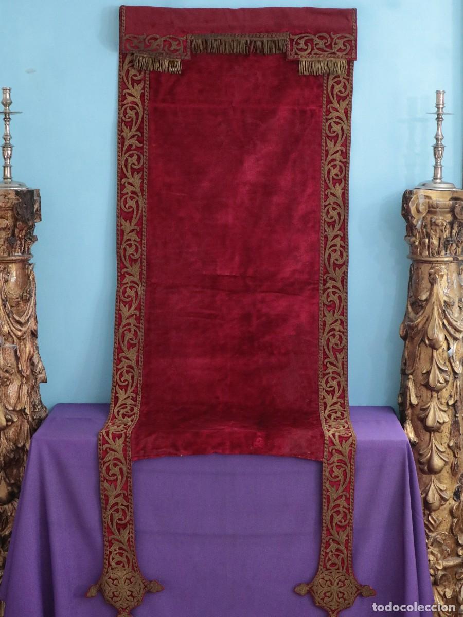 Antig&uuml;edades: Gran ornamento de retablo en terciopelo bordado con hilo de oro. Pps. S. XIX. Mide 198 x 67 cm.