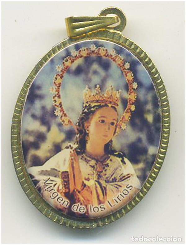 Antig&uuml;edades: VIRGEN DE LOS LIRIOS MEDALLA DE 3,5/2,5 CM DORADA E IMAGEN EN ESMALTE