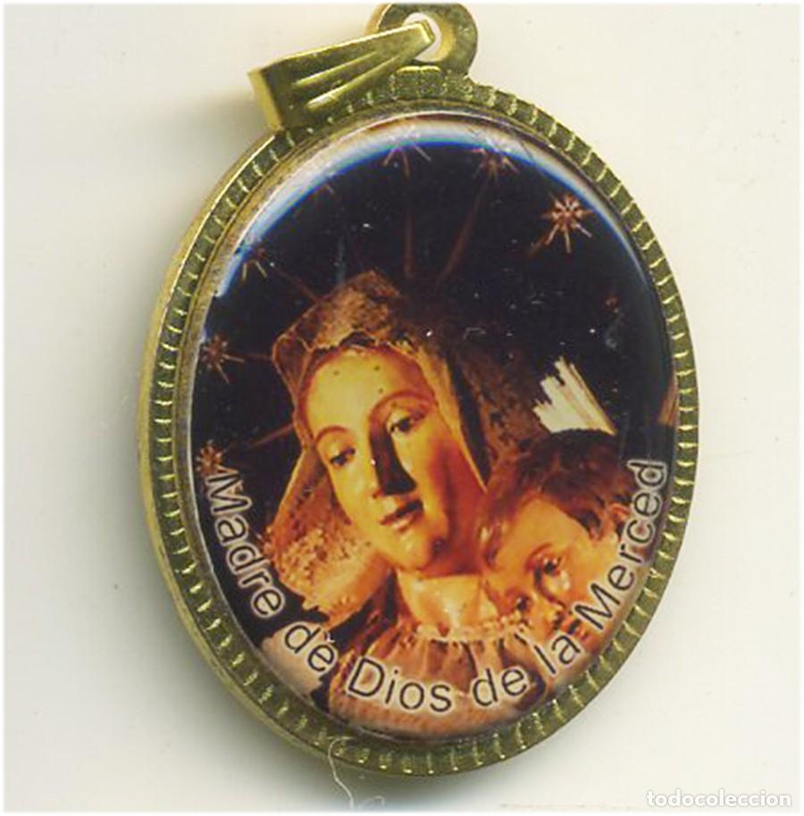 Antig&uuml;edades: VIRGEN MADRE DE DIOS DE LA MERCED MEDALLA DE 3,5/2,5 CM DORADA E IMAGEN EN ESMALTE