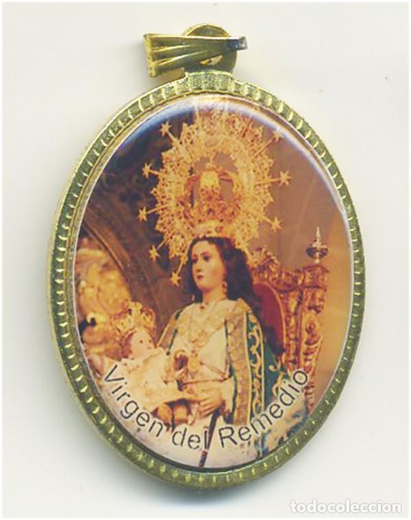 Antig&uuml;edades: VIRGEN DEL REMEDIO MEDALLA DE 3,5/2,5 CM DORADA E IMAGEN EN ESMALTE