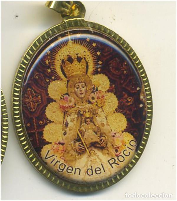 Antig&uuml;edades: VIRGEN DEL ROCIO MEDALLA DE 3,5/2,5 CM DORADA E IMAGEN EN ESMALTE