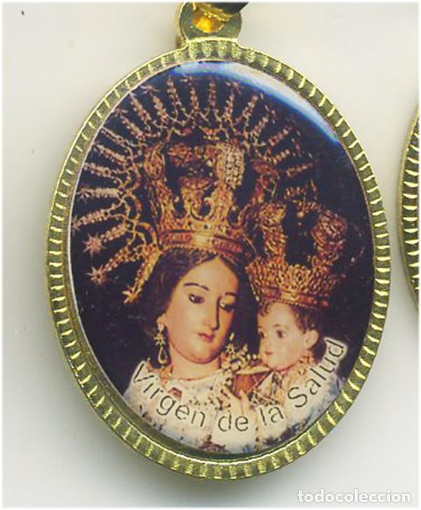 Antig&uuml;edades: VIRGEN DE LA SALUD MEDALLA DE 3,5/2,5 CM DORADA E IMAGEN EN ESMALTE