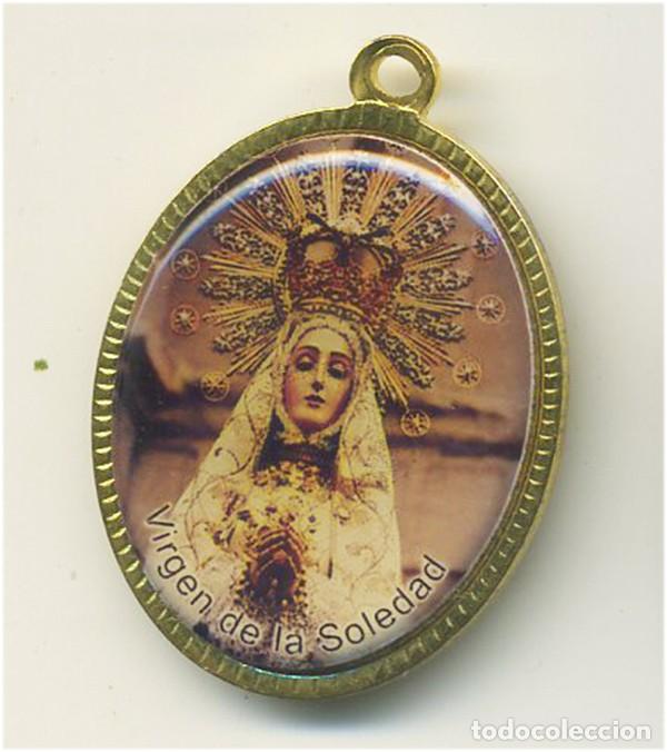 Antig&uuml;edades: VIRGEN DE LA SOLEDAD MEDALLA DE 3,5/2,5 CM DORADA E IMAGEN EN ESMALTE