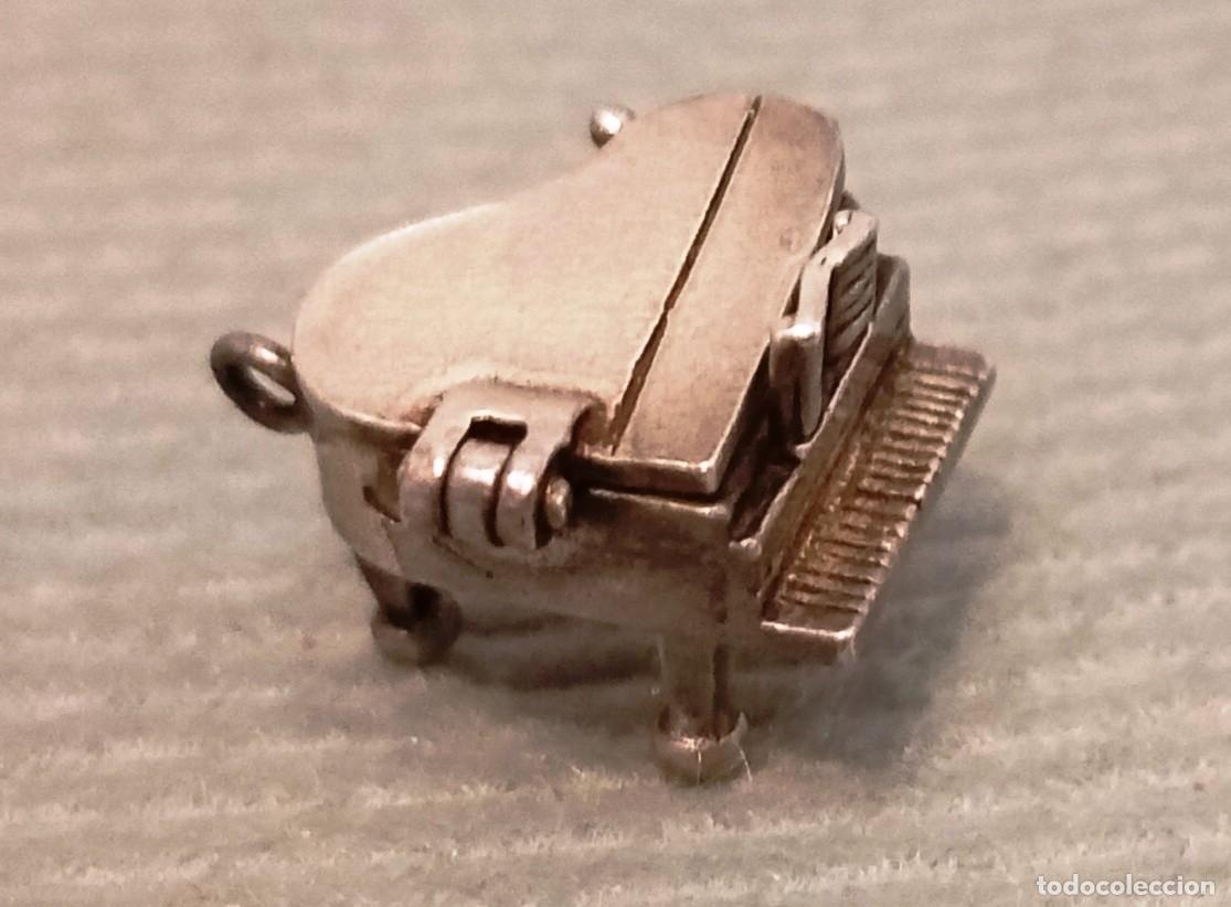 Antig&uuml;edades: Dije Vintage Piano Cola Plata Esterlina. Dije de piano de cola de plata esterlina de Rowena Charms.