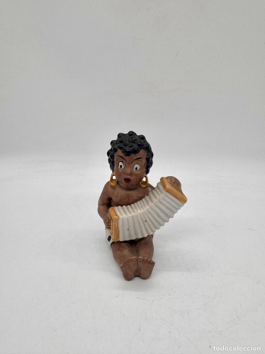 Antig&uuml;edades: Biscuit figura de ni&ntilde;o con acorde&oacute;n Piano Baby