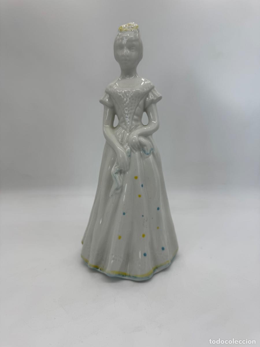 Antig&uuml;edades: FIGURA DE UNA MUJER ESPA&Ntilde;OLA DE PORCELANA. SELLADA