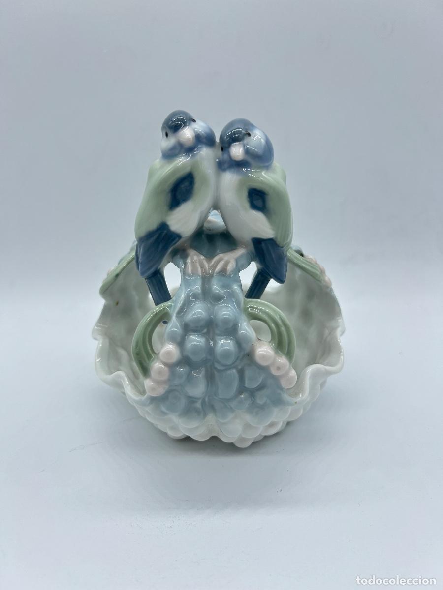 Antig&uuml;edades: ENCANTADORA FIGURA DECORATIVA DE PORCELANA ALEMANA - CESTA CON PAJARITOS