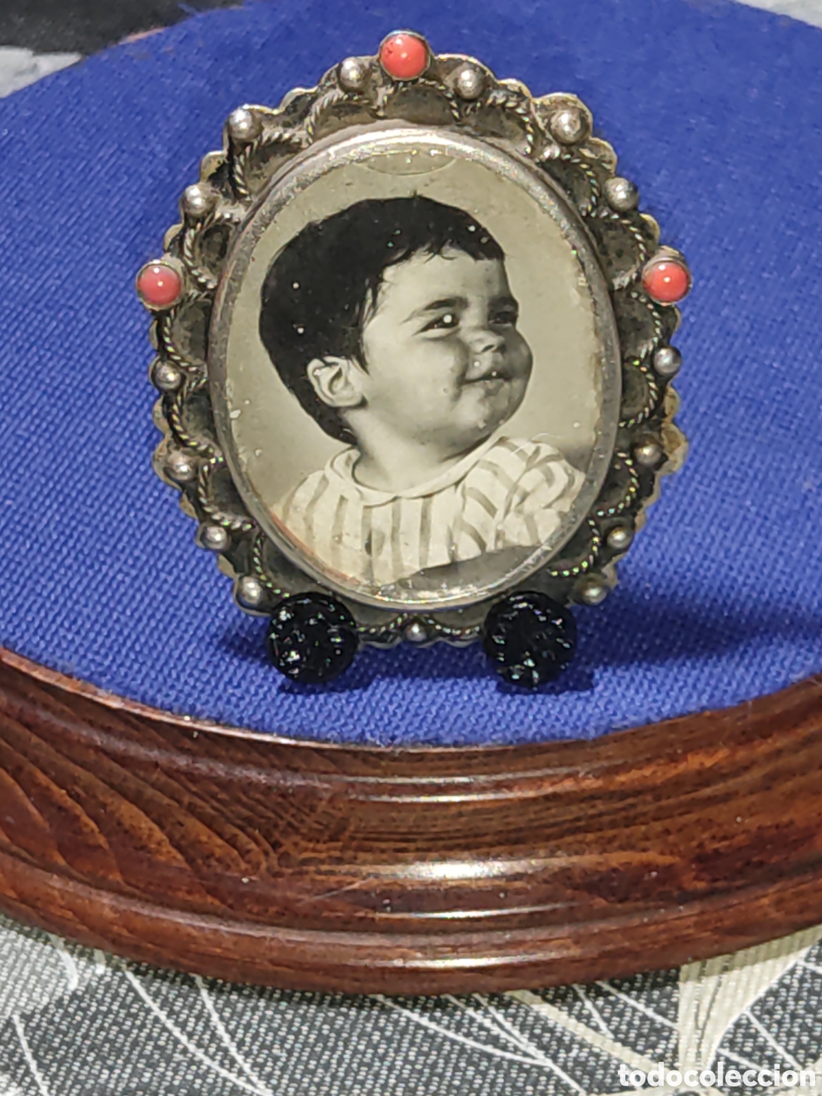 Antig&uuml;edades: Antiguo peque&ntilde;o portafotos con cristal y filigrana y flores y bolitas de cristal de Murano.