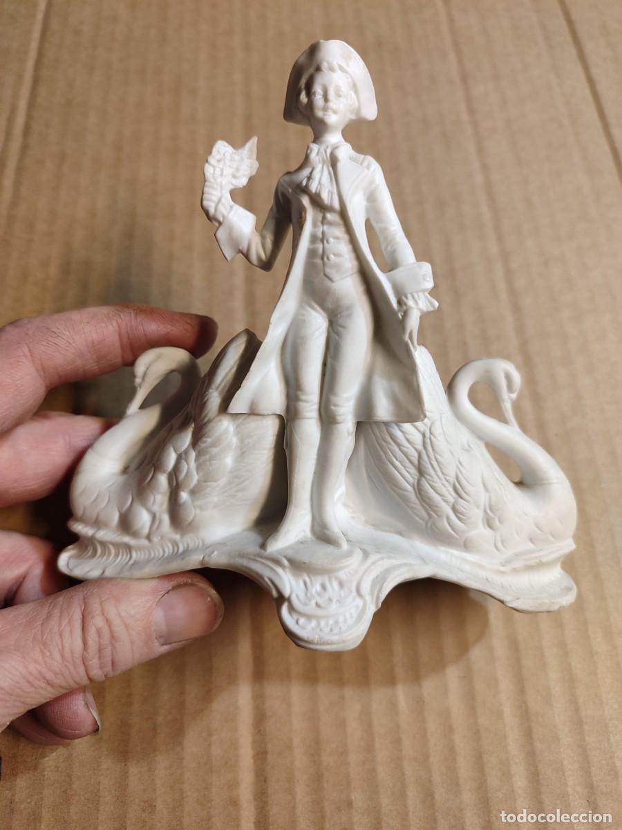 Antig&uuml;edades: Figura de porcelana biscuit blanco numerada caballero de S.XVIII flanqueado por dos cisnes.violetero