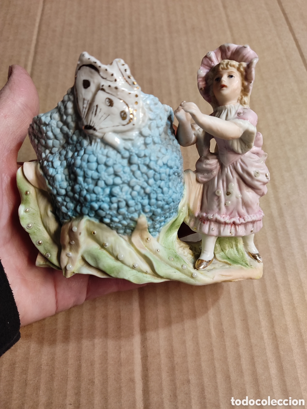 Antig&uuml;edades: Figura de porcelana biscuit pintada numerada.violetero biscuit