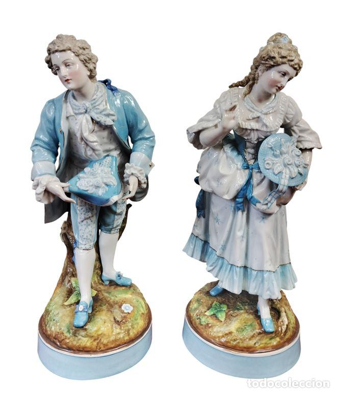 Antig&uuml;edades: PAREJA DE FIGURAS DE DAMA Y CABALLERO CORTESANOS. PORCELANA PINTADA. MEISSEN O DRESDEN. SIGLO XIX.