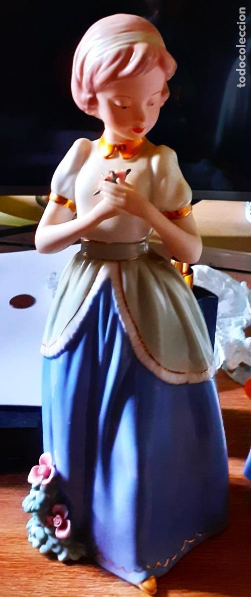 Antig&uuml;edades: FIGURA FEMENINA- PORCELANA.