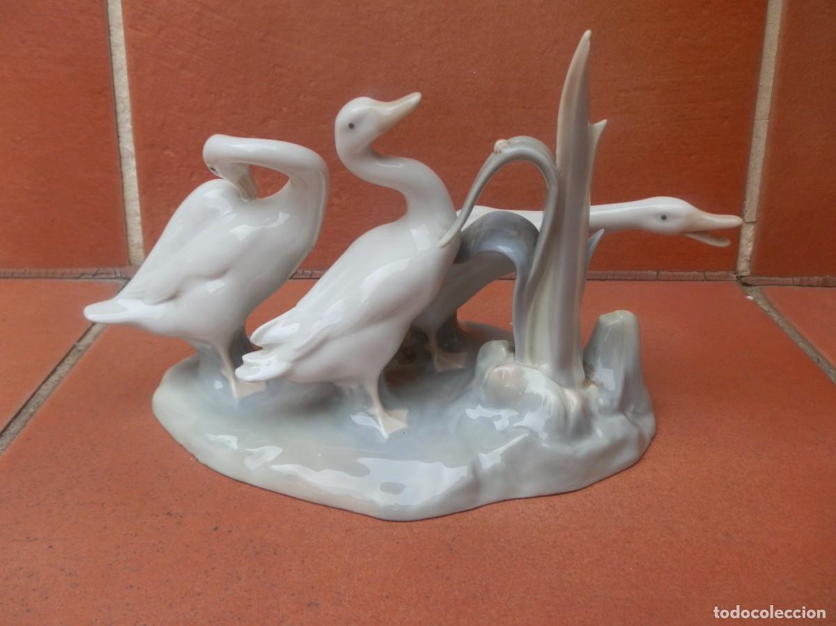 Antiguidades: Figura de porcelana de la marca LLADR&Oacute;, grupo de patos. ESCULTOR FULGENCIO GARCIA. 1969.