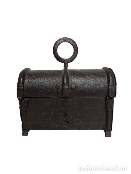 Antig&uuml;edades: Antigua Caja del Renacimiento - Cofre, Arqueta de Hierro - S. XVI Tapa Abovedada con Asa Giratoria