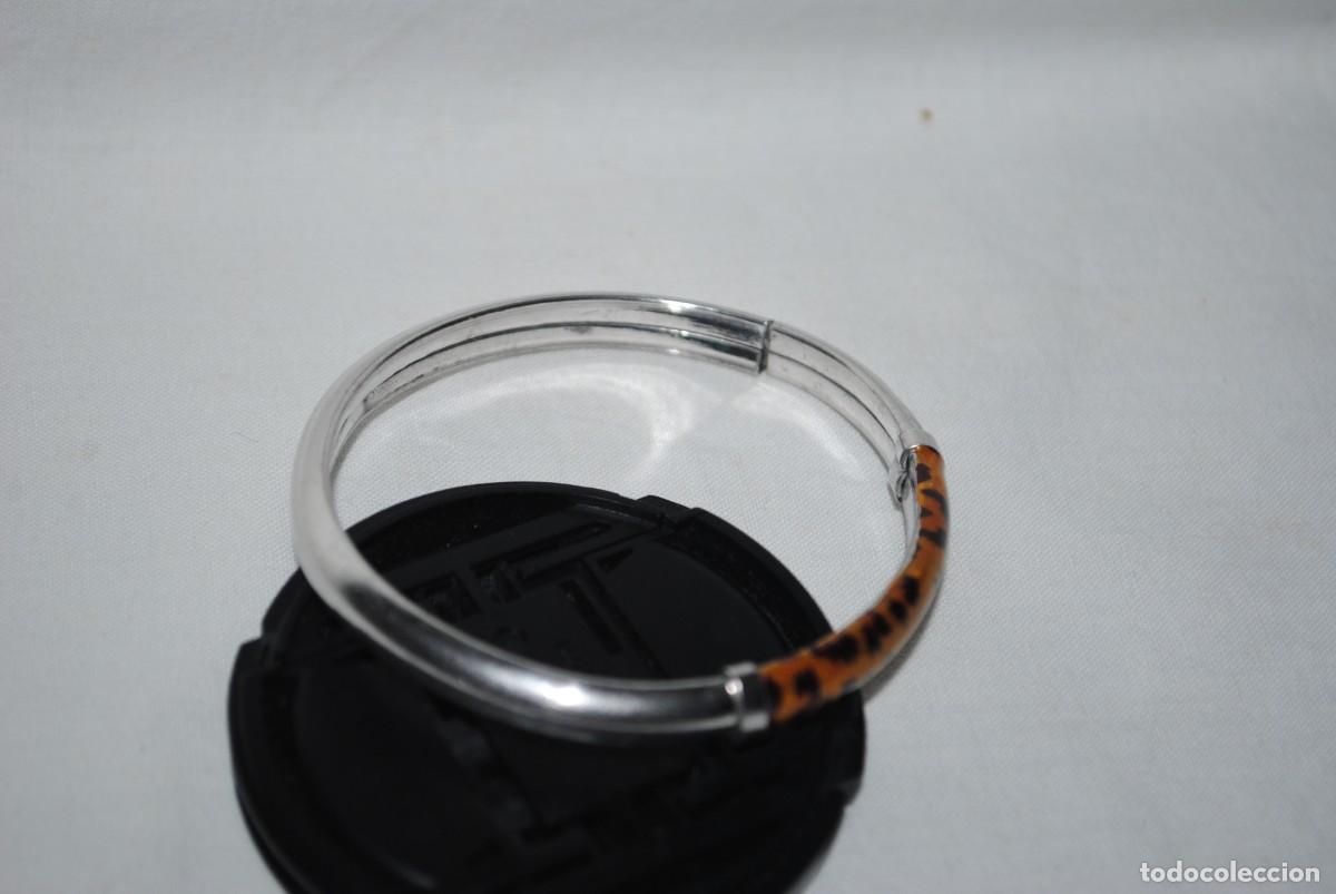 Antig&uuml;edades: PULSERA DE PLATA Y ADORNO DE CAREY .
