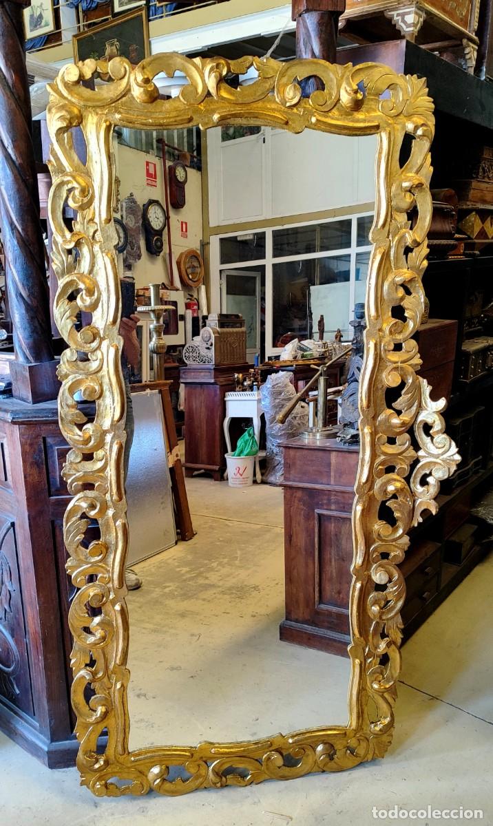 Antig&uuml;edades: Espejo apaisado, de madera tallada y sobredorada SXIX