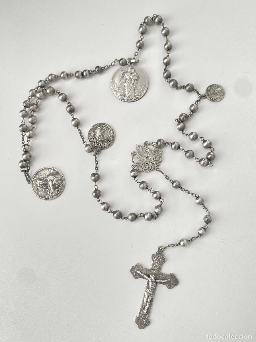 Antig&uuml;edades: Rosario antiguo de plata c. 1890-1920 . Gran n&uacute;mero de medallas devocionales de plata.
