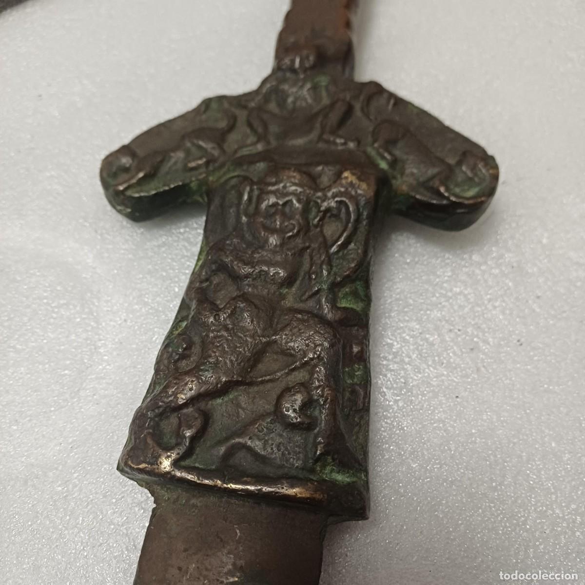 Antiquit&auml;ten: Preciosa espada de broce con figuras de guerreros y perros. Desconozco procedencia ni dataci&oacute;n.