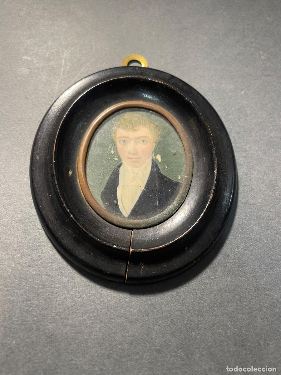 Antig&uuml;edades: ANTIGUA MINIATURA PERSONAJE . PINTADA SOBRE MARFIL PRINCIPIO S.XIX CON SU MARCO 8,5X7,5 CM. MEDIDA D