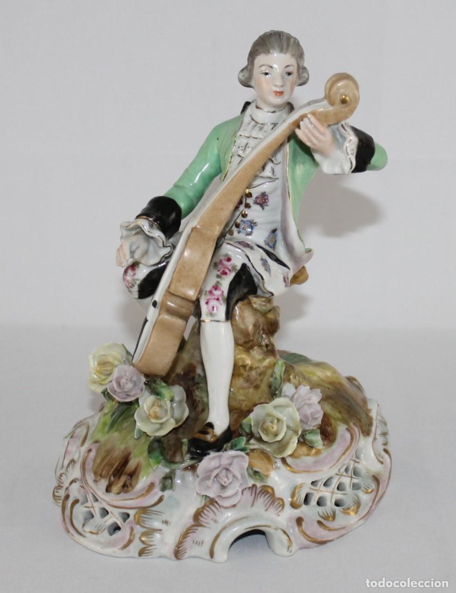 Antig&uuml;edades: Figura galante en porcelana. Caballero m&uacute;sico con la&uacute;d. Estilo Dresden