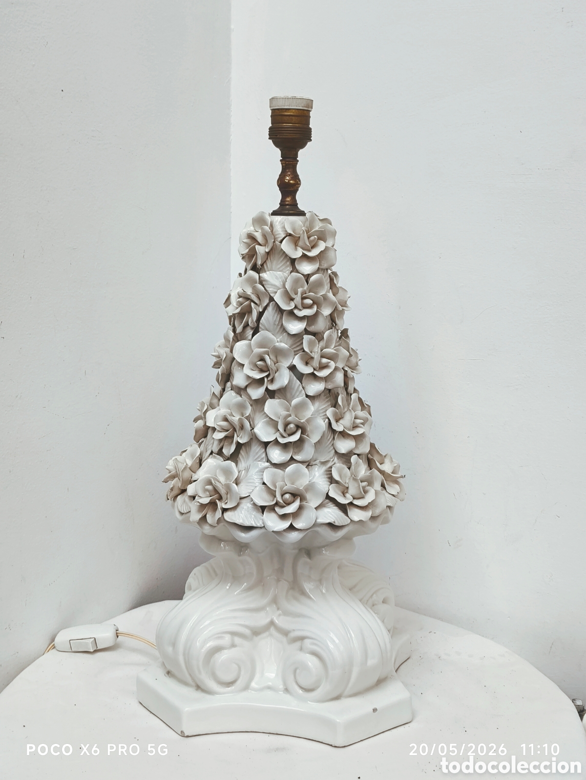 Antig&uuml;edades: Lampara cer&aacute;mica Manises flores Blanco