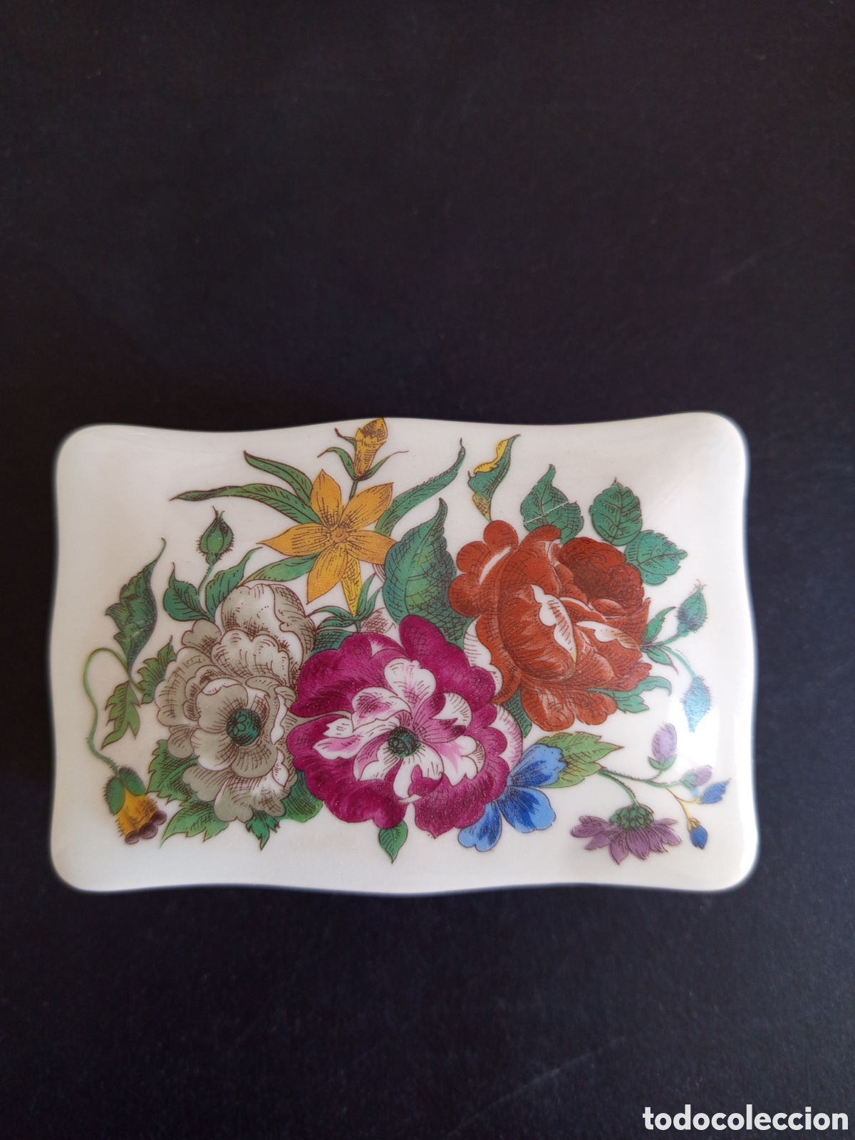 Antig&uuml;edades: CAJA CER&Aacute;MICA MOTIVOS FLORALES. ANTIG&Uuml;EDAD SOBRE 40/50 A&Ntilde;OS. PESO 250 GRAMOS.