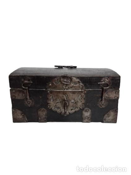 Antig&uuml;edades: Antigua Caja, Arqueta Espa&ntilde;ola Antigua - Madera, Cuero y Hierro - S.XVII - con Cerradura y Llave