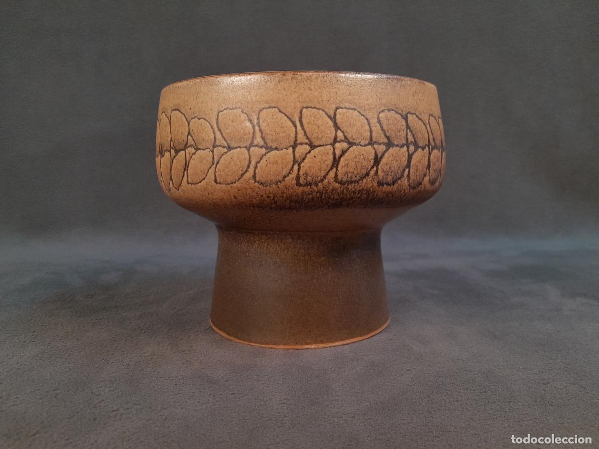 Antig&uuml;edades: CENTRO DE MESA DE GRES CER&Aacute;MICO.ESTILO MID-CENTURY CON DECORACI&Oacute;N POLIBULBADA INCISA.SERRA. CA.1970.