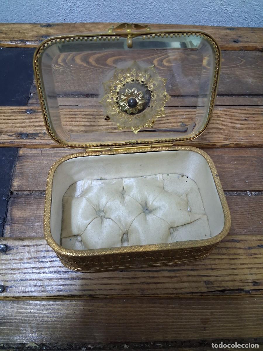 Antiquit&auml;ten: Caja Joyero de metal dorado con tapadera de cristal y medalla perfil de dama Primera mitad S.XX