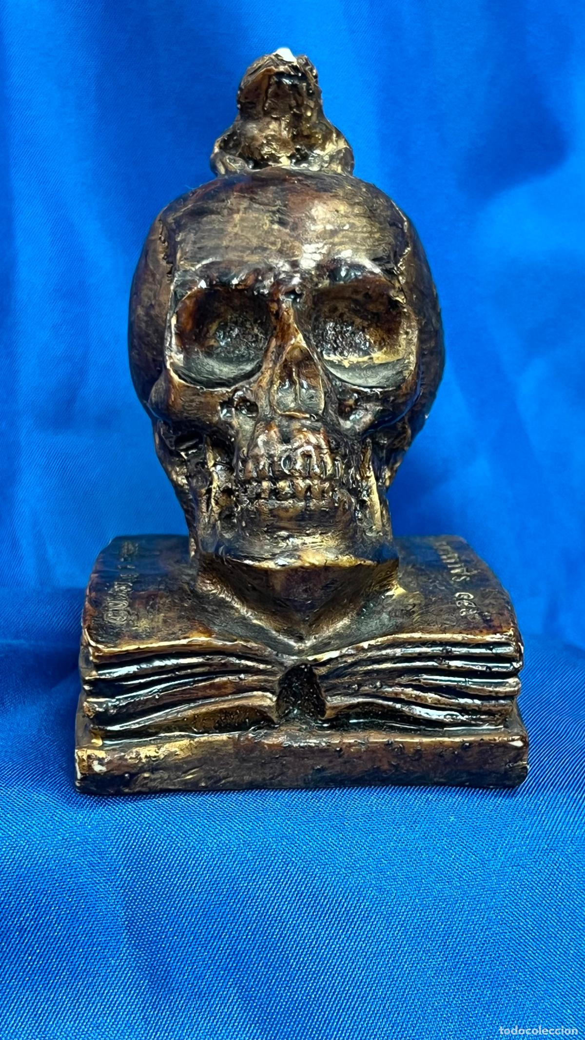 Antig&uuml;edades: Antigua Figura de Calavera en Resina sobre Libro Cultura y Saber. Recuerdo de Salamanca Vintage