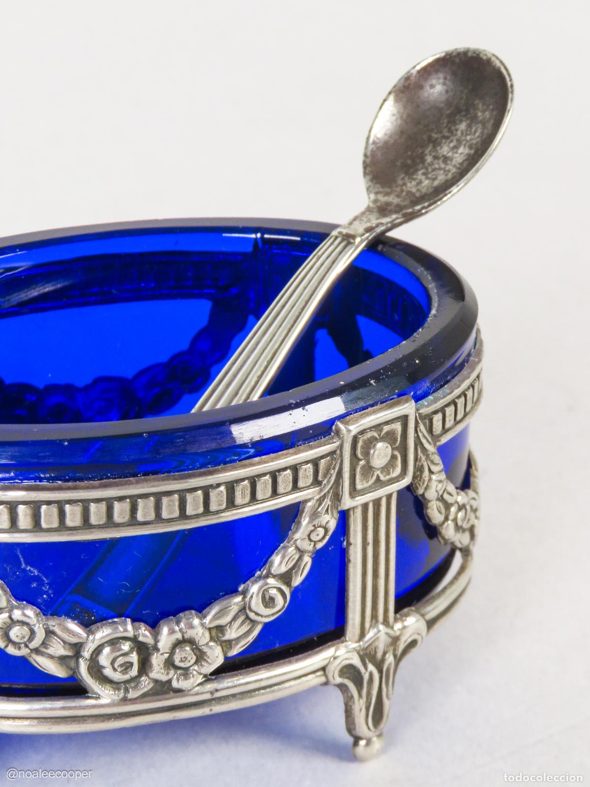 Antig&uuml;edades: Pimentero y cuencos con cucharas de cristal azul cobalto y plata siglo XX