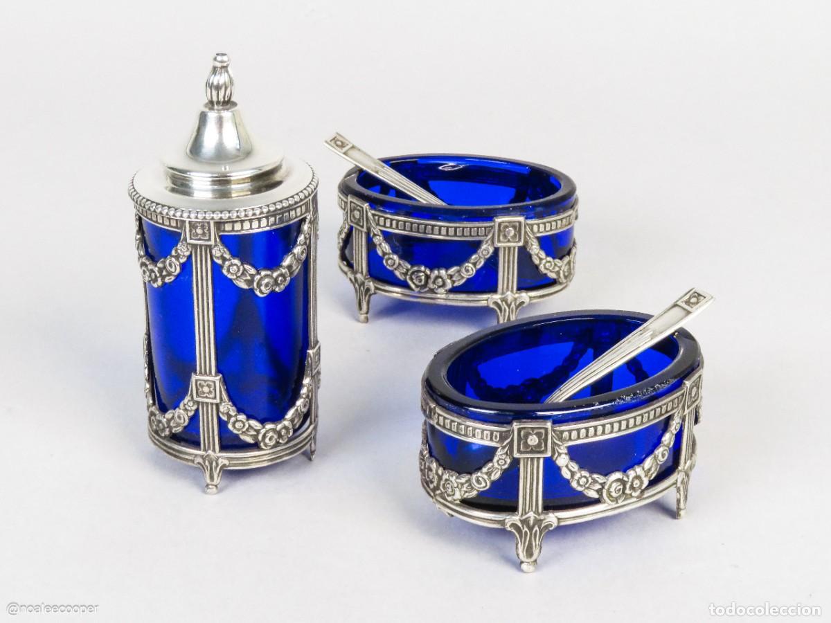 Antig&uuml;edades: Pimentero y cuencos con cucharas de cristal azul cobalto y plata siglo XX