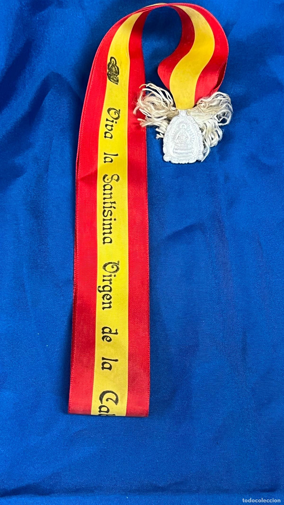 Antiguidades: Antigua Cinta de Bandera de Espa&ntilde;a con Medalla de la Virgen de la Cabeza de And&uacute;jar. Vintage