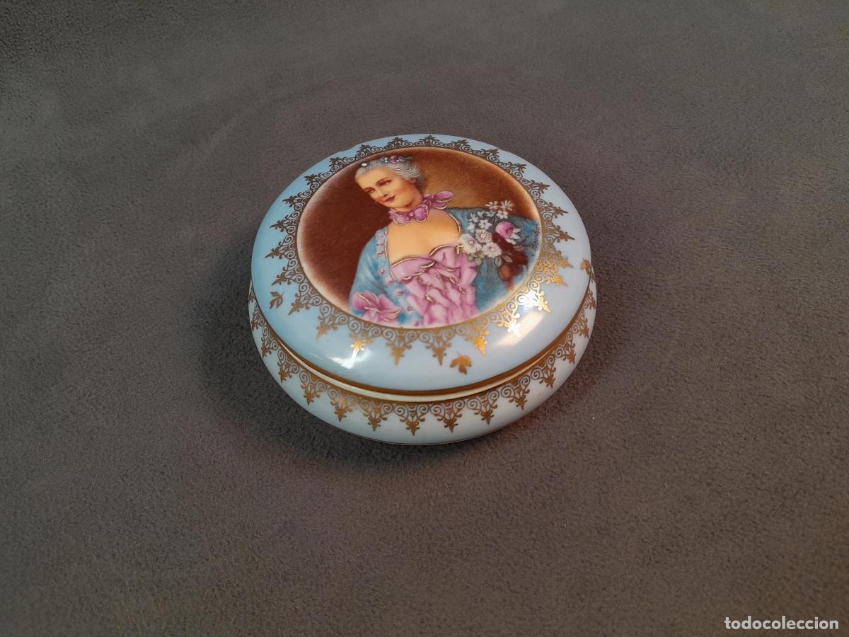 Antig&uuml;edades: CAJITA ALHAJERO CIRCULAR EN PORCELANA DE LIMOGES CON ESCENA GALANTE DE ESTILO ROCOC&Oacute;. CA.1950
