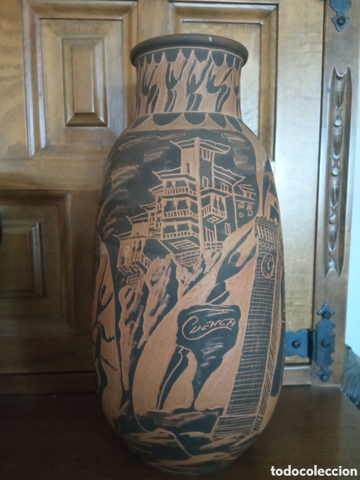 Antig&uuml;edades: Magn&iacute;fico jarr&oacute;n de cer&aacute;mica de Cuenca, Firmado por Hernan Sanz, 28 cm de altura