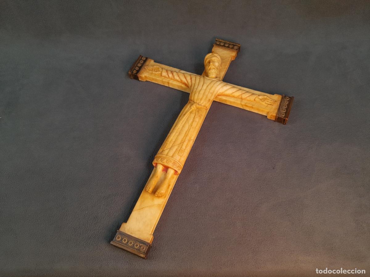 Antig&uuml;edades: CRUCIFIJO DE PARED TALLADO EN ALABASTRO CON REMATES DE BRONCE. PRINCIPIOS DEL SIGLO XX