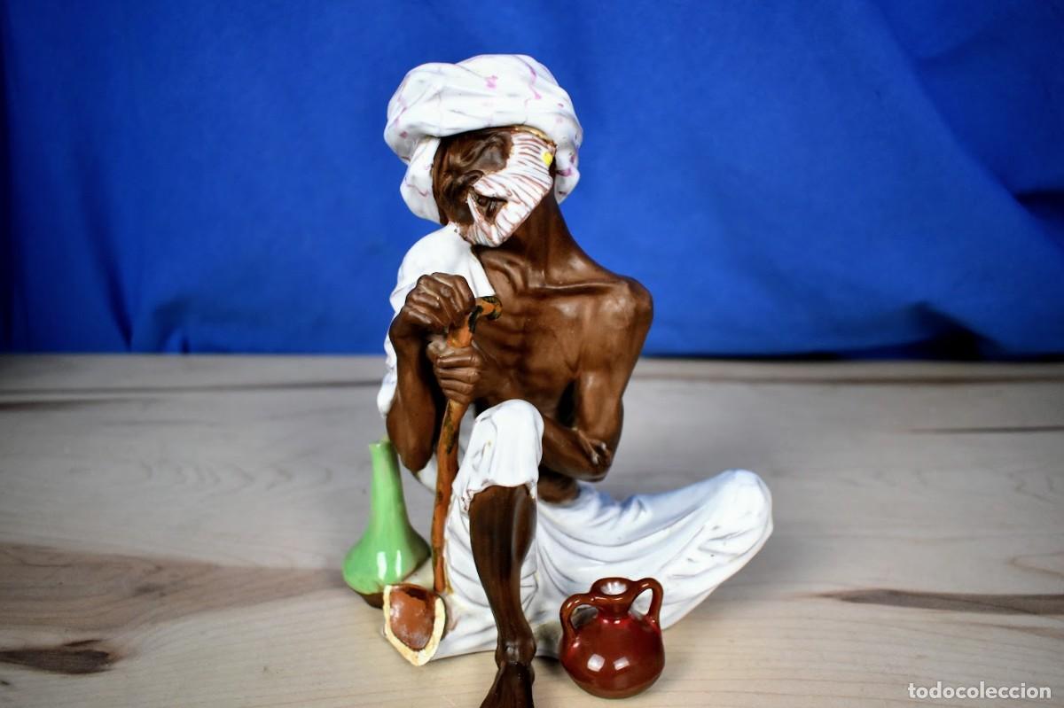 Antig&uuml;edades: Mendigo Hind&uacute; de porcelana de Algora con defectos