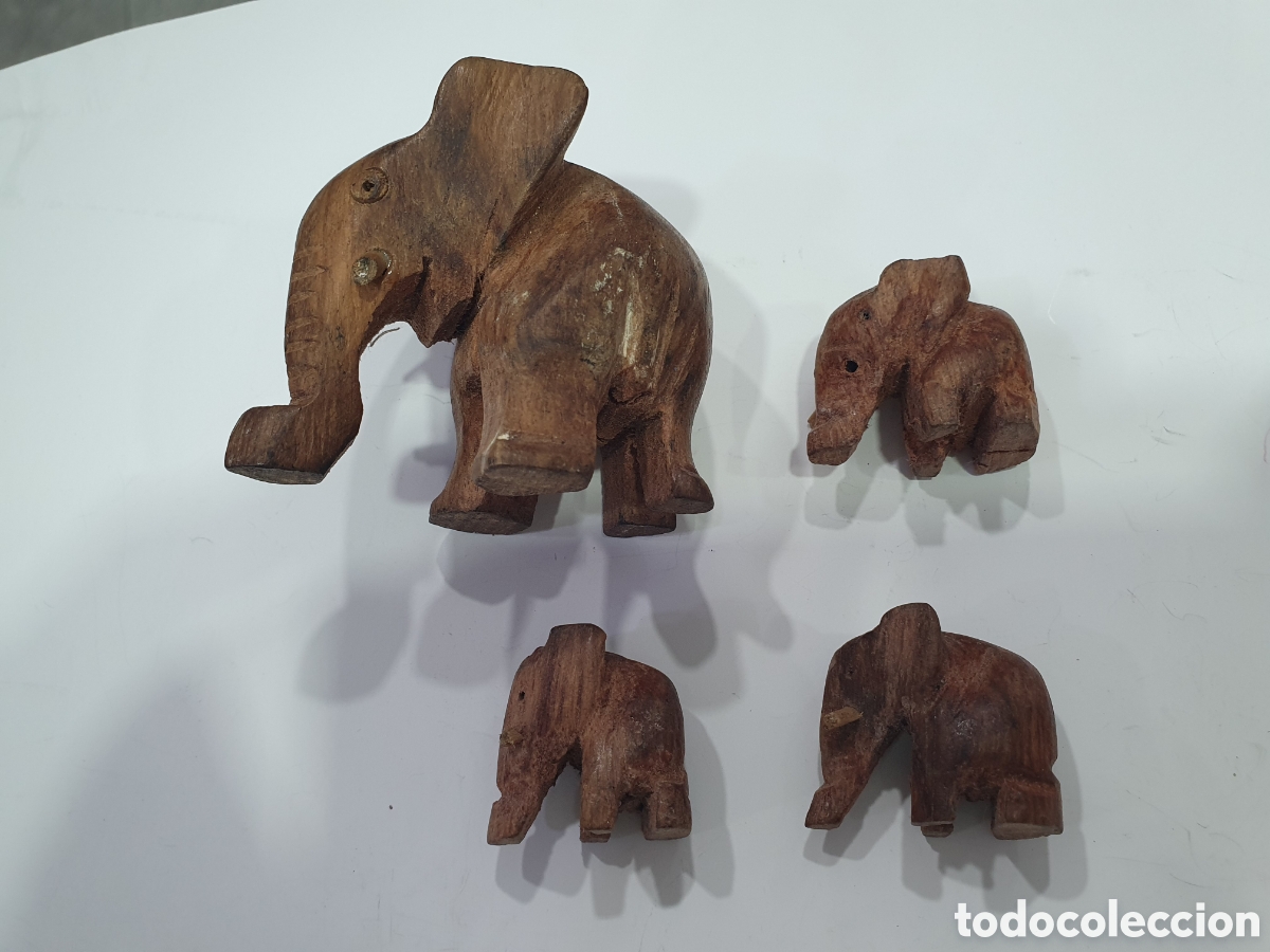 Antiguidades: Lote de elefantes en madera tallada. (L56)