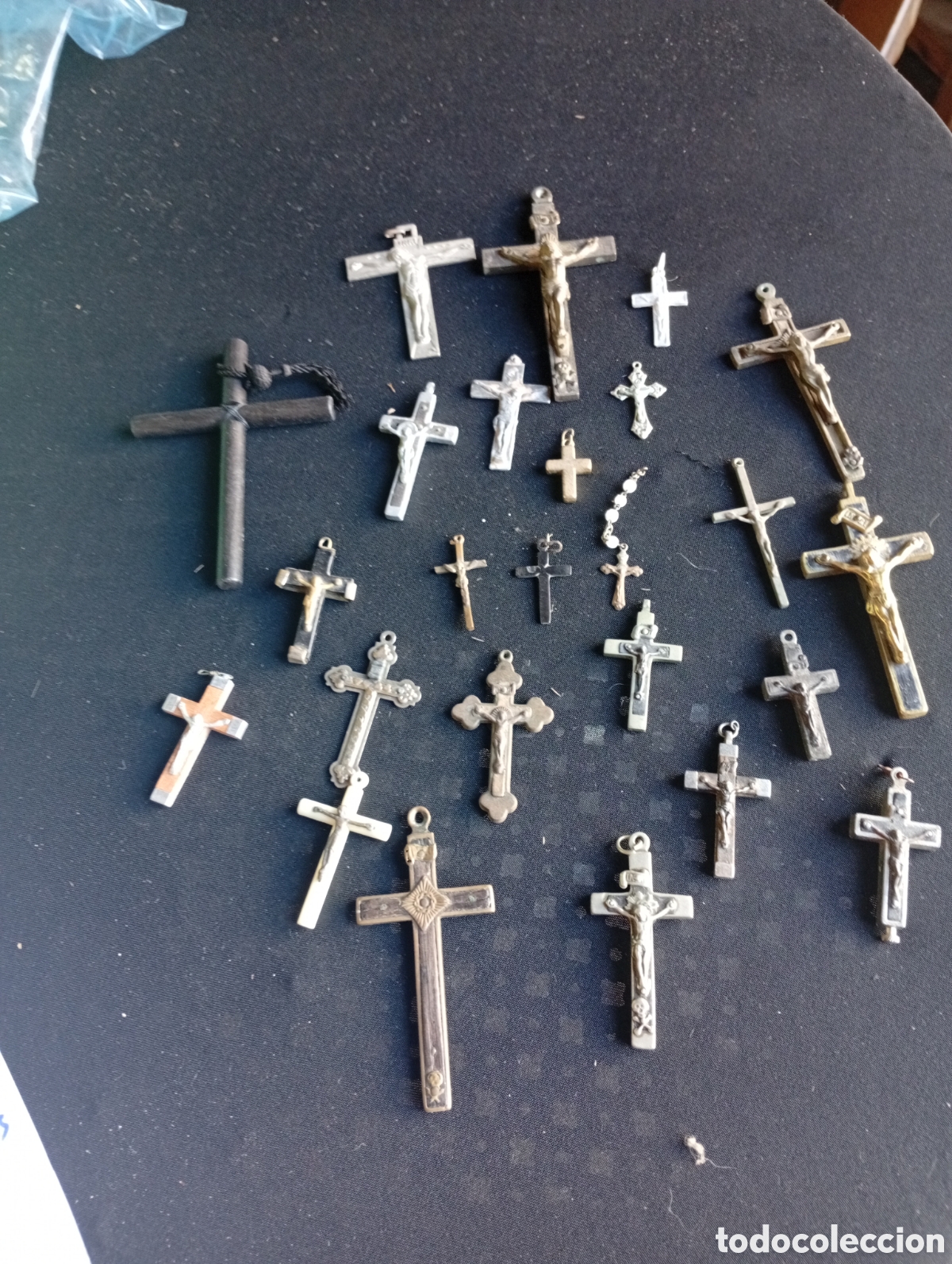 Antiquit&auml;ten: Lote de 24 antiguas cruces