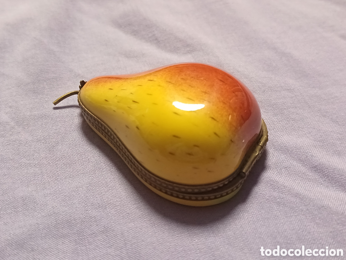 Antiquit&eacute;s: BONITA CAJITA DE PORCELANA Y LATON, LIMOGES, PINTADA A MANO, PERA