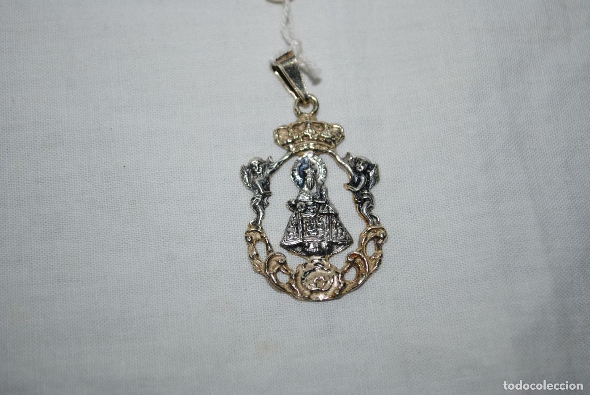 Antig&uuml;edades: MEDALLA DE PLATA DE LA VIRGEN DEL ROCIO DORADA