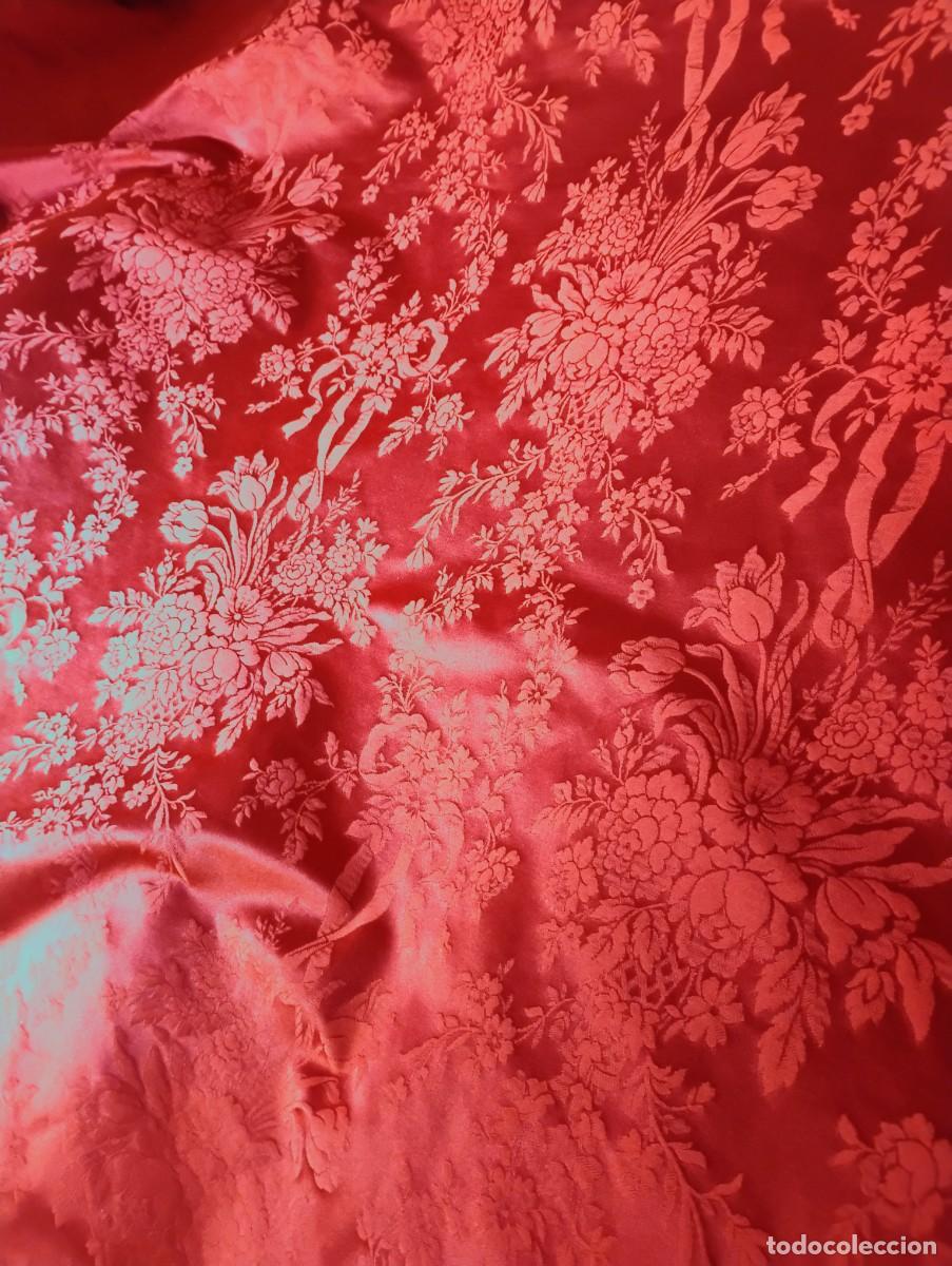 Antiguidades: ~~~~~ BROCADO ADAMASCADO ROJO CARDENAL CON RAMOS Y ROLEOS, ORNAMENTACIONES, MIDE 550 x 142 CM. ~~~~
