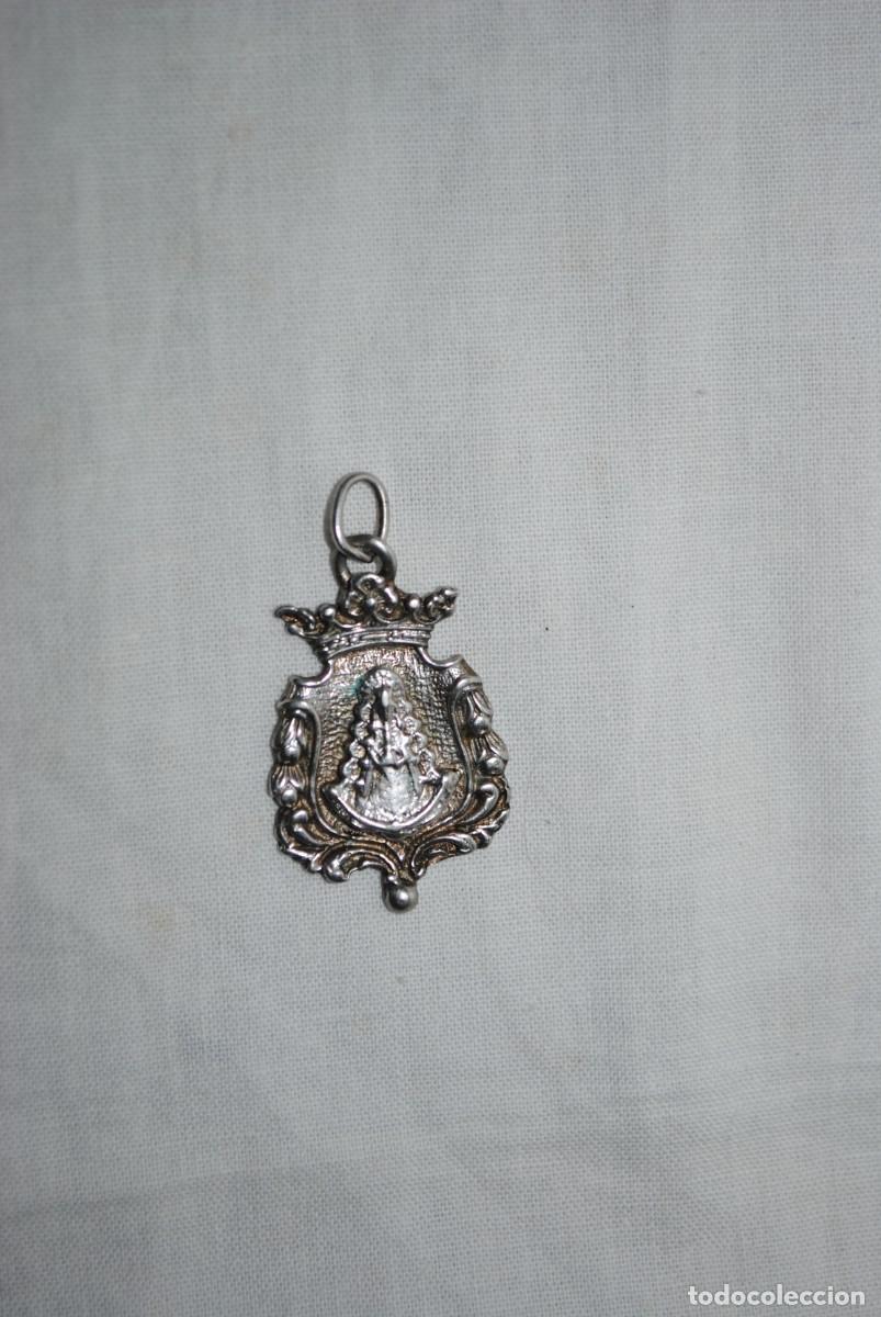 Antig&uuml;edades: MEDALLA DE PLATA DE LA VIRGEN DEL ROCIO .