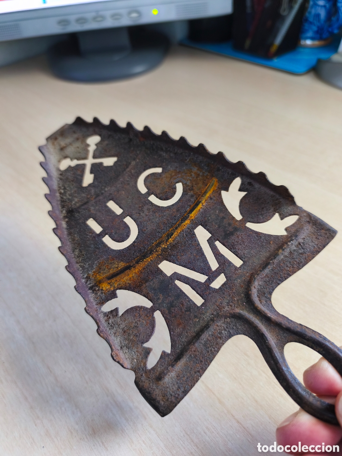 Antig&uuml;edades: Soporte metalico antiguo para plancha.