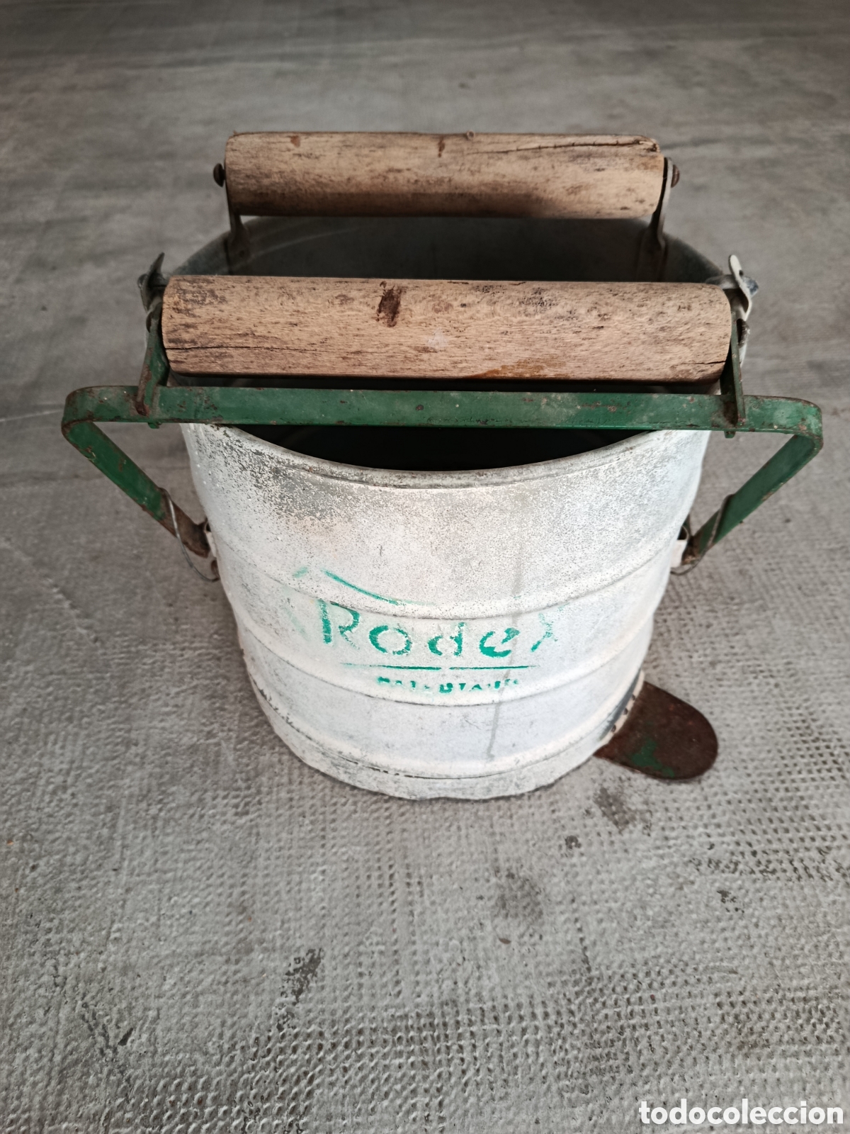 Antig&uuml;edades: cubo de fregar vintage marca Rodex, fabricado en Espa&ntilde;a a partir de 1957.