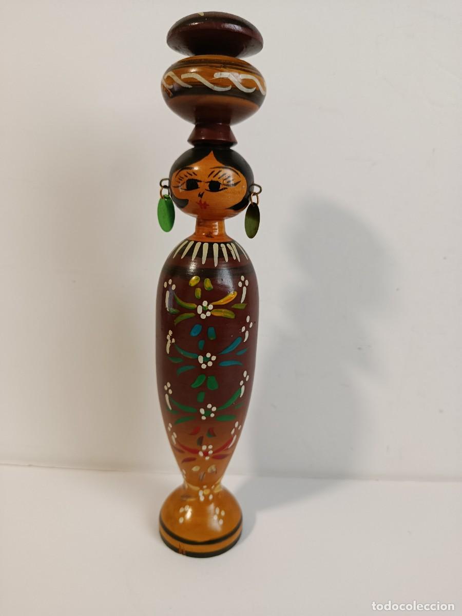 Antig&uuml;edades: MU&Ntilde;ECA EGIPCIA DE MADERA. TALLA DE 24 cm