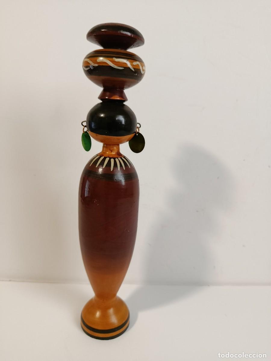 Antig&uuml;edades: MU&Ntilde;ECA EGIPCIA DE MADERA. TALLA DE 24 cm - Foto 2