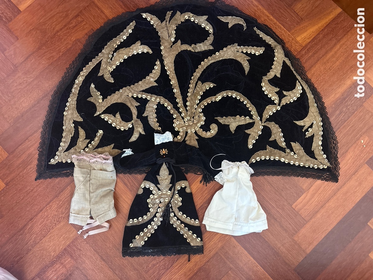 Antiguidades: Antiguo traje para virgen de vestir con enaguas, pasamaneria y manto (A15)