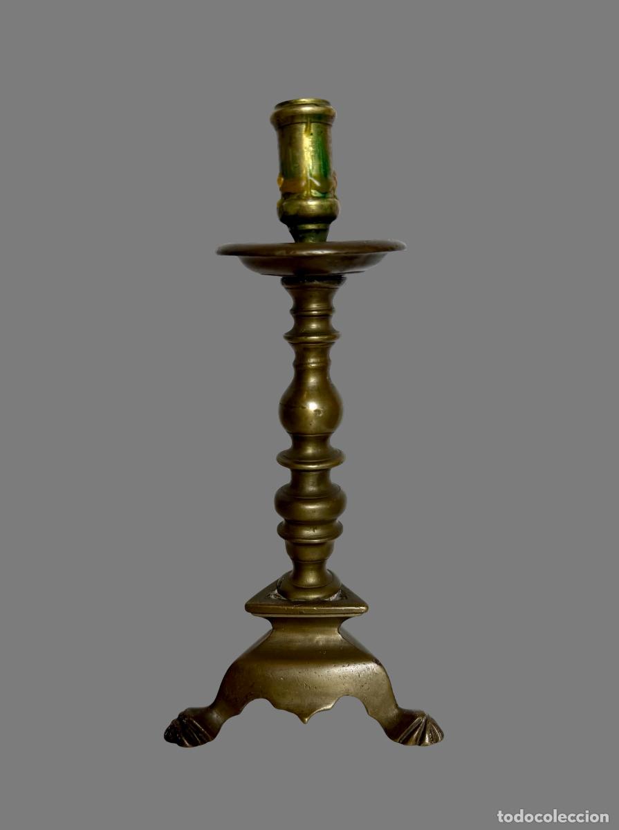 Antig&uuml;edades: Candelero en bronce de tres pies, siglo XVII