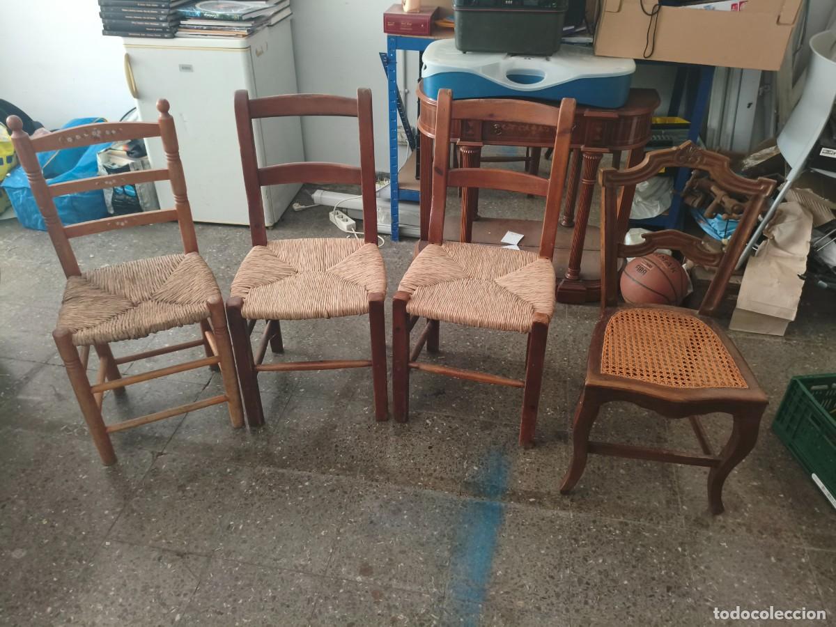 Antig&uuml;edades: Lote de 4 antiguas sillas de madera y mimbre